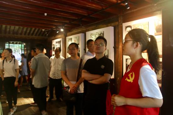 ”追寻革命印迹，情系红色鄞州“百家乐策略
寻迹小分队-故居讲解